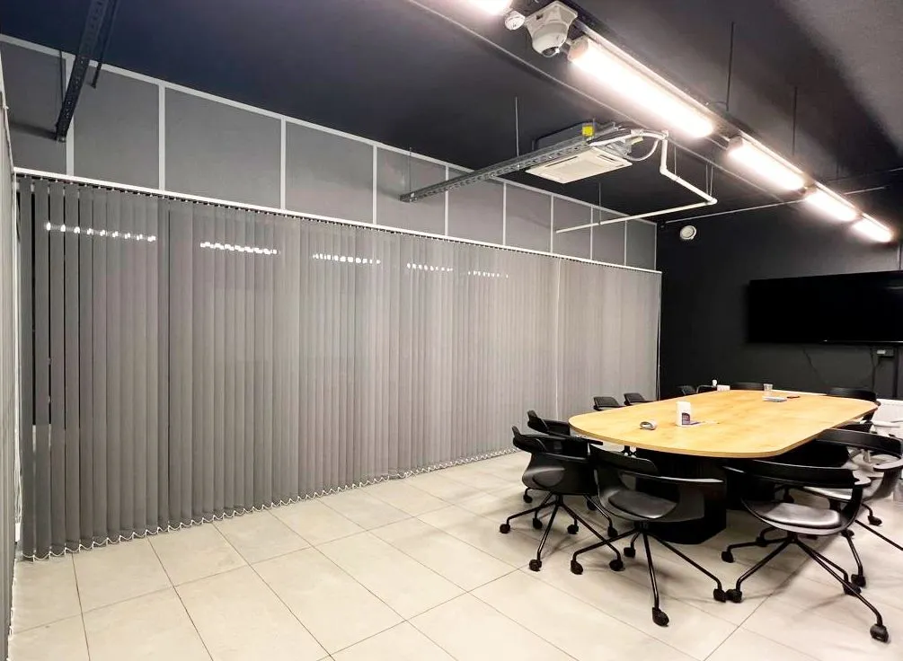 Жалюзи в переговорную комнату.