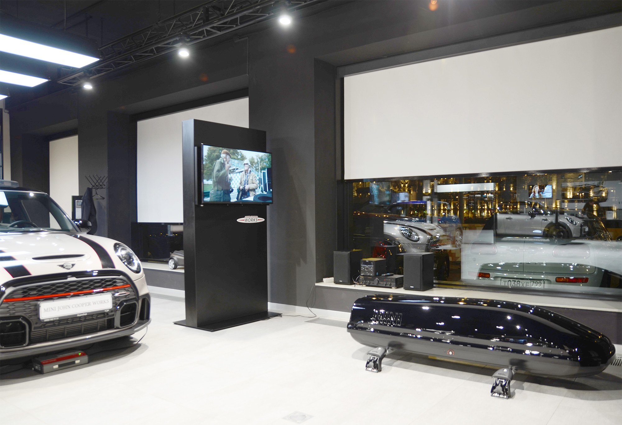 Рулонные шторы для автосалона Борисхофф